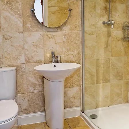 The Larches Дом отдыха